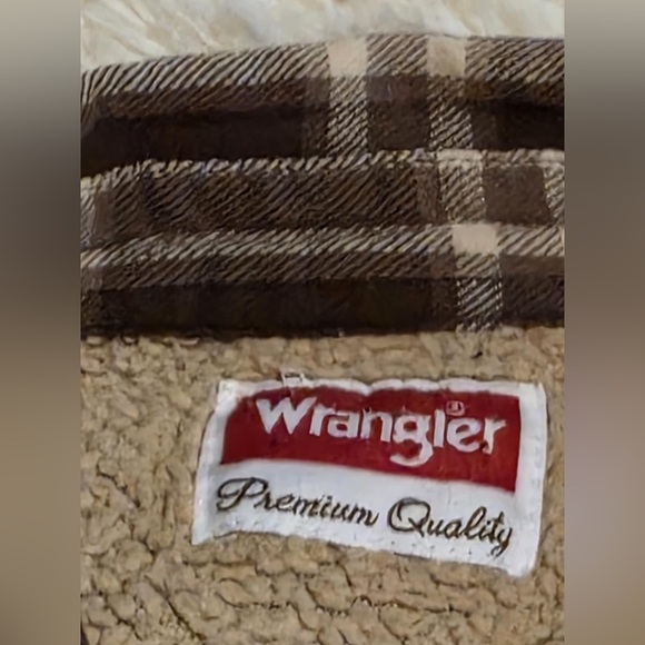 Wrangler Men’s Size XL Brown Checkered Shacket With Sherpa Lining EUC - Picture 5 of 8